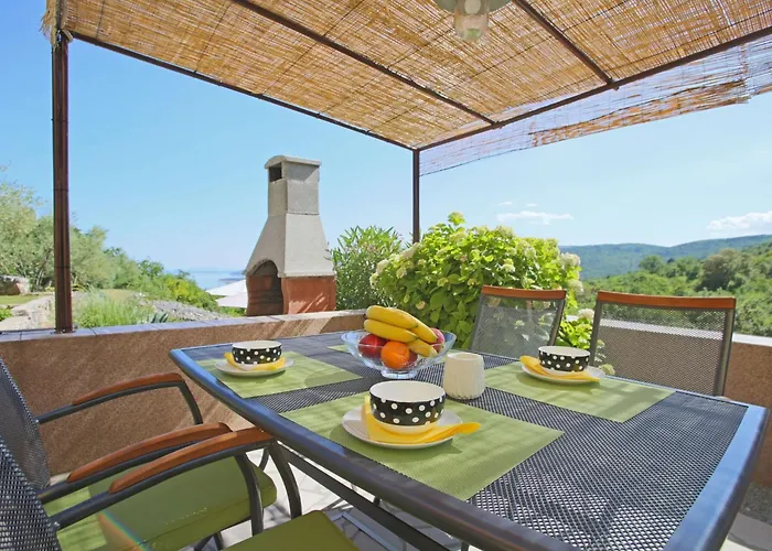 Mit Eigenem Pool Und Schoenem Meerblick By Interhome